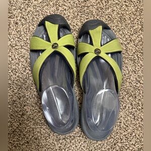 Keen Bali Womens Size 8 Sandals Green Slip on Comfort Slide Beach Walking.